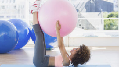 Photo of 11 ejercicios completos con fitball para entrenar todo tu cuerpo en casa: rutina de ejercicios con fitball.