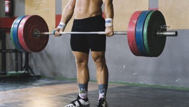 Photo of «Siete ejercicios con pesas para fortalecer y tonificar tus piernas en tu rutina de entrenamiento»